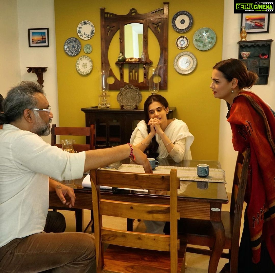 Dia Mirza Instagram - What were we discussing? Oh! Yes... ‘the’ special moment in this scene 😊🤗❤️ @anubhavsinhaa @taapsee #BTS #Thappad in cinemas near you on the 28th of February 2020 🙌🏼 #BasEkThappad @pavailgulati @benarasmediaworks @tseriesfilms Photo by @khamkhaphotoartist #throwbackthursday #TeamThappad