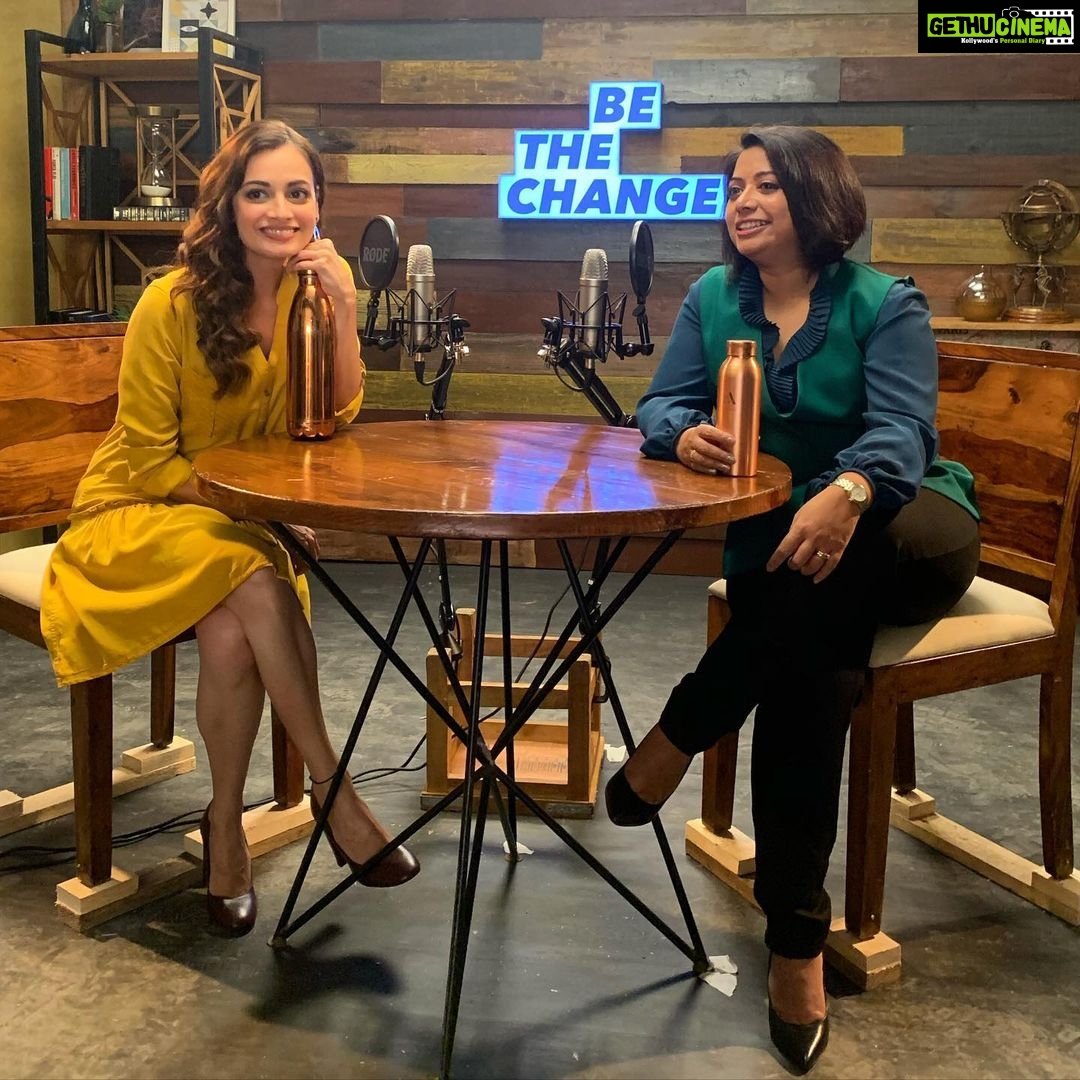 Dia Mirza Instagram - So this amazing woman and I had a good laugh about our obsession to #BeatPlasticPollution 💚🌏🌊🐬 Have you seen the episode on our #TravelingBottle? @fayedsouza #BeTheChange #OneIndiaStories #BattlePlastic #SDGs #CleanSeas #CleanAir #BeatPollution #ForPeopleForPlanet Link in Bio 🌏 @diamirzaofficial Styled by @theiatekchandaney Assisted by @jia.chauhan Make up by me Hair by @tush_91 Managed by @the_studiotalk @dikshapunjabi23