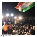 Dia Mirza Instagram - ❤️🙌🏼🌏 #Repost @zoieakhtar with @get_repost ・・・ 6/1/2020 #forthestudents #jnu #jamia #amu #carterroad #mumbai #songsandpoems #brothersandsisters #indians #peace #unityindiversity Artist : @ankurtewari Photo : @reemakagti1 Thank You : @mumbai.police_ 🙏🏽❤️ Mumbai, Maharashtra