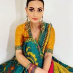 Dia Mirza Instagram – Celebrating the story behind these incredible textiles. Handwoven and crafted in #India by the hands of wisdom and age. 
By @ritukumarhq 
Hair by @arizahnnaqvi 
Jewellery my own 
Make up by me :) Styled by @theiatekchandaney 
#OneIndiaStories #StoryBehindTheFashion #SustainableFashion #IndianTextile #IndianArt
