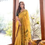 Dia Mirza Instagram - Loved wearing this saree by @archanajaju.in for the #ChampionsOfChange award. Thank you Theiu @theiatekchandaney for sourcing this gorgeousness for me! Love celebrating our artisans and sustainable clothing 💙 This saree is an intricately hand painted kalamkari sari on handwoven silk (woven in Benaras) and painted by artisans from Sri Kalahasthi using organic colours 💙🕊🌏 Jewellery Courtesy @mahesh_notandass MUH by @shraddhamishra8 Photo by @rishabhkphotography India