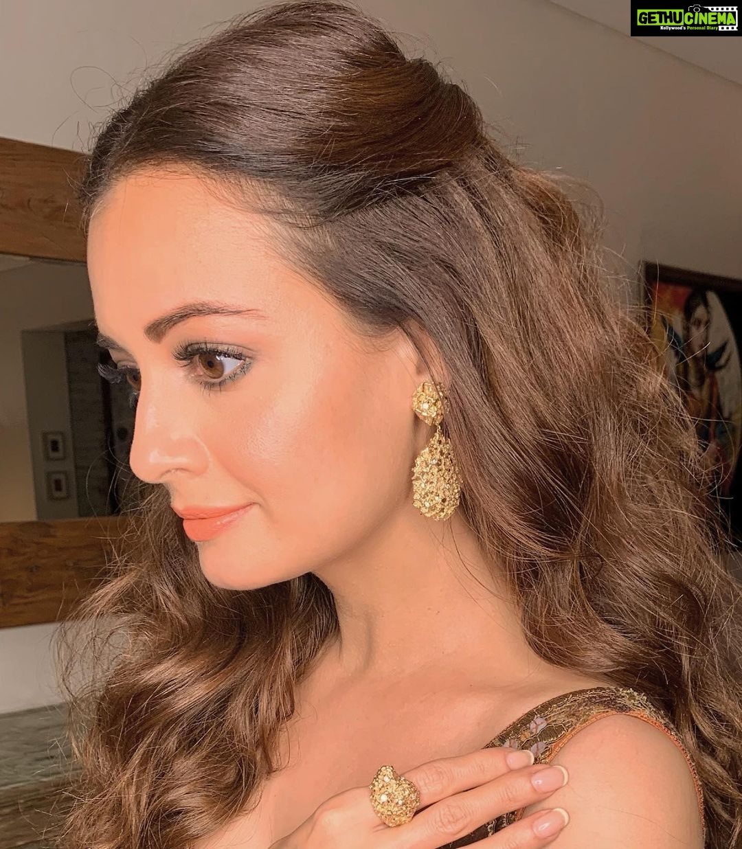 Dia Mirza Instagram - YAYYYYY that my baby neice (all grown up now at 21) does the best make up ever!!! So proud of you @tanyay99 βοΈππ¦ππ Keep painting your heart! Also this gorgeous jewellery is by the amazing @farahkhanworld π Mumbai, Maharashtra