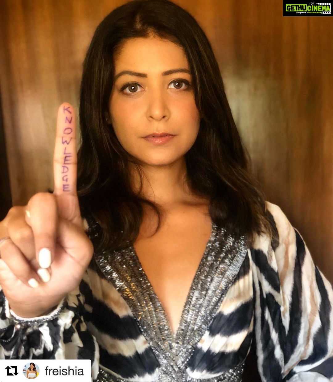 Dia Mirza Instagram - #Repost @freishia ・・・ Change starts with us ! I believe that with great “KNOWLEDGE” comes great power. Because then we will have the ability to understand ‘exactly’ what is going on around us. . And that is why I have accepted the @unitednations #itstartswithus challenge . . I am so privileged to know these wonderful people from different walks of life who have accepted this challenge. @poojagor. @chhavihussein. @nauheedc. @payalia. @sonamcchhabra. @wheelsandtails. @farrhad. . . You too can join in . Think of #oneword that describes how you would change your environment, your world. Write it on a finger , take a picture , challenge a friend . . . After all If you want a change then you have to be the change you want to see . . . Make sure you tag these fire starters too @diamirzaofficial @adriangrenier @unitednations. And me! . . #change #changeisgood #bethechange #world #worldisyours #environment #GlobalGoals #SDGs