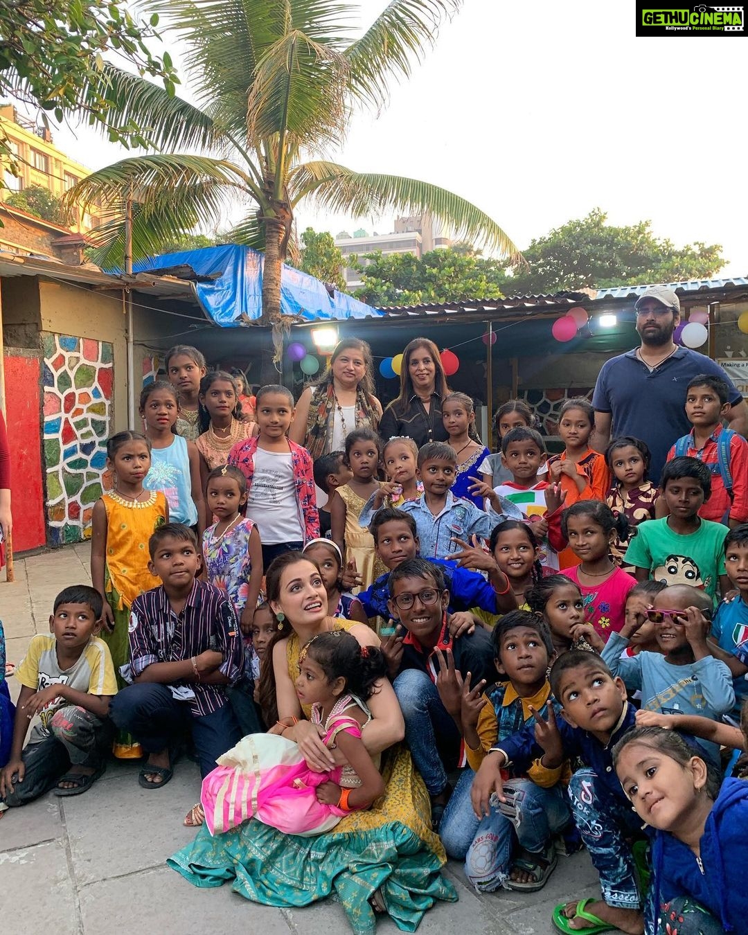 Dia Mirza Instagram - What a wonderful #Monday!!! Thank you #ExceedCares @angelxpressfoundation for this precious time with these very wise children from #Mumbai’s street situations/slums 💗 They taught us so much with their wisdom and joy! Can’t wait to be back and spend more time with them 🙏🏻 Afsar, this initiative of contributing a 100 man hours is invaluable and I am sure that Team Exceed and Exceed Talent will enjoy it just as much as we did today. Keep spreading JOY! #SDGs #GlobalGoals Thank you @myglobaldesi, @theiatekchandaney @jia_chauhan for painting my Monday Mustard ☀️ Braid by @sajzdot 💫 11.11 Bandra Band Stand