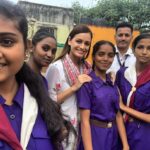 Dia Mirza Instagram - These young volunteers were helping citizens find their polling booths 💗 Such a joyful morning exercising our democratic right! Happy #VotingDay #Maharashtra! #VoteKar #Mumbai #Democracy Mumbai, Maharashtra