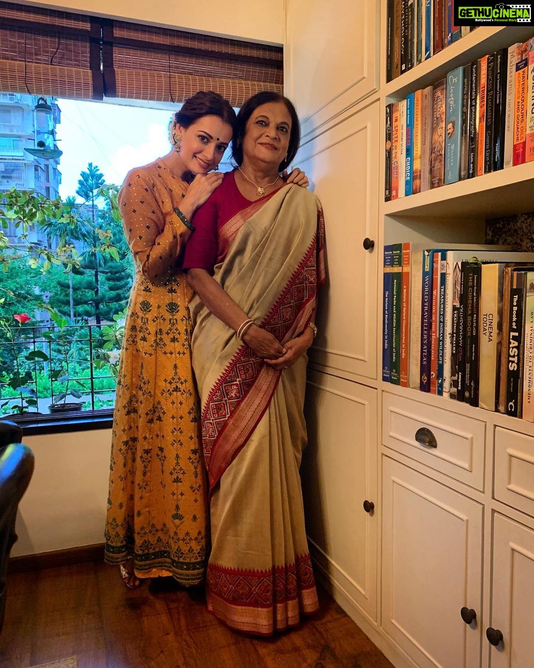 Dia Mirza Instagram - All set for #Ganpati Darshan’s with my lifeline 💚 @deepamirza