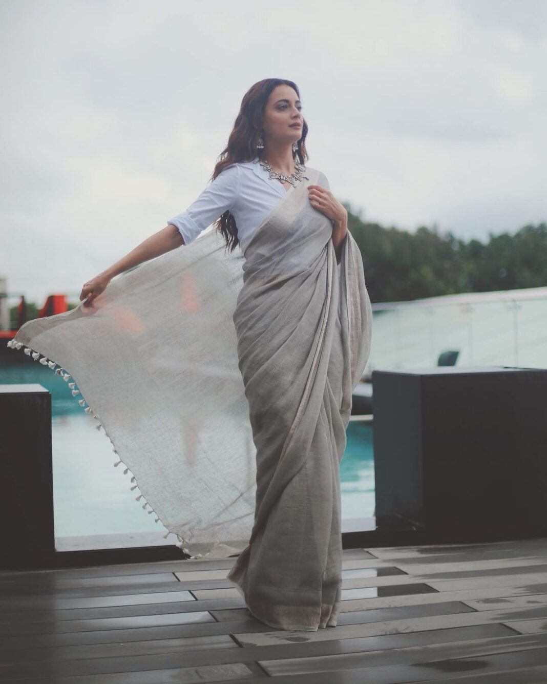 Dia Mirza Instagram - “Don't wait for the storms of your life to pass. Learn to dance in the rain.” Photo by @himmatsodhiphotography Saree @thelinenclub Hair @harryrajput64 Managed by @jainisha_shah @exceedentertainment