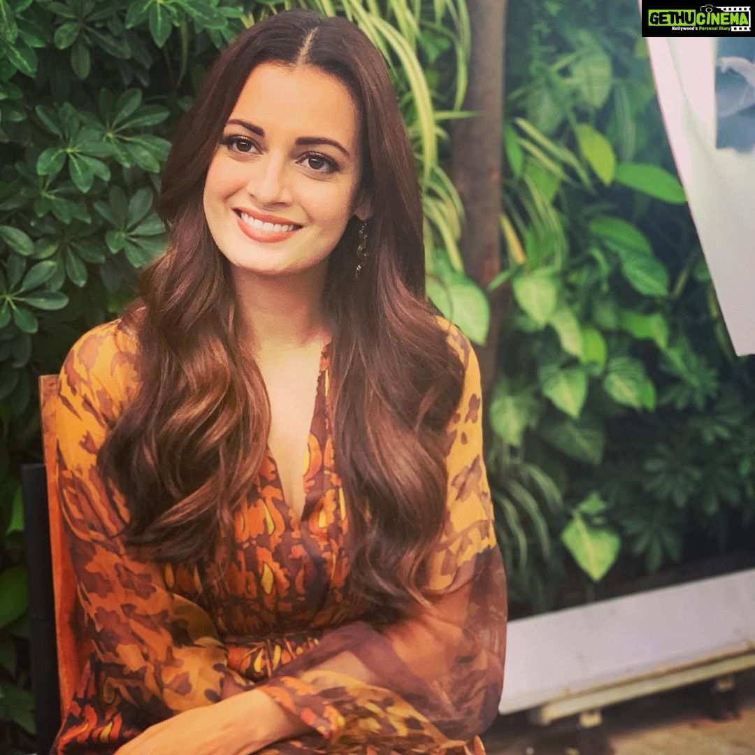 Dia Mirza Instagram - “ye bichhadna milnaa hee toh shayad mohabbat hai apne pyaar ko woh de denaa jiski usey zaroorat hai……. hum dono they qaid kahin apni samajh ki salaakhon mein tumne aise rihaa kiyaa khud aazaadi sharmaaiyee thi” - @swanandkirkire Thank you for the incredible humanity each one of you is displaying with your love for #Kaafir ❤️🙏🏻 Soaking in this love with so much gratitude! The #KaafirEffect @bhavani.iyer @chinxter @siddharthpmalhotra @merainna @pratik8shah @zee5premium