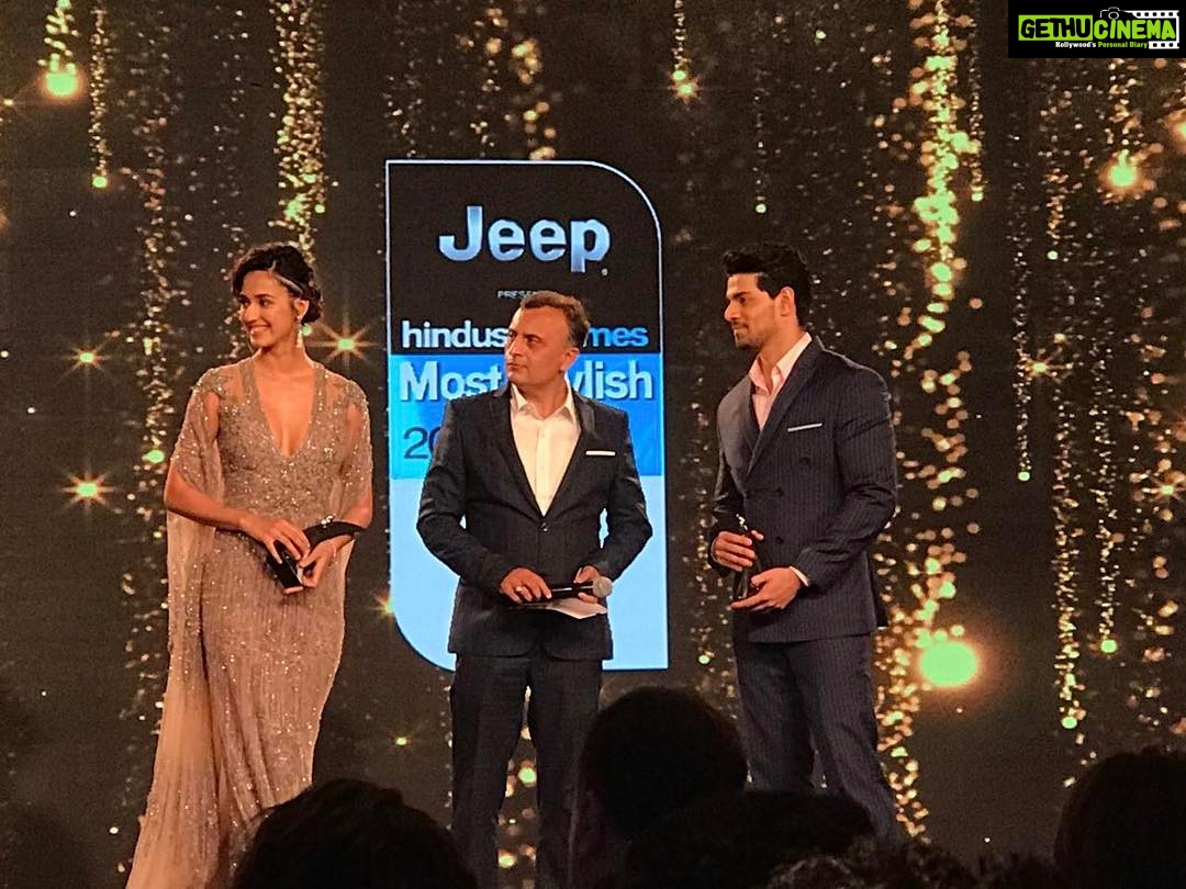 Disha Patani Instagram - Thank you #htstyleawards for most stylish debutant 🙏🏻🙏🏻 ❤️❤️ thanks to my team for the amazing work ❤️❤️❤️