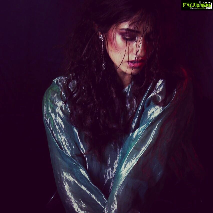 Disha Patani Instagram - Hi guys.. There is a surprise for you guys.. Wait till tomorrow to know about my most favourite thing.. Hope you guys like it!