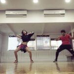 Disha Patani Instagram - Finally grooving to my new favourite track❤️❤️ with @hvardhankhemka choreography #kylehangami#shapeofyou @themiddlebeatdancecompany trying a different style🙏🏻