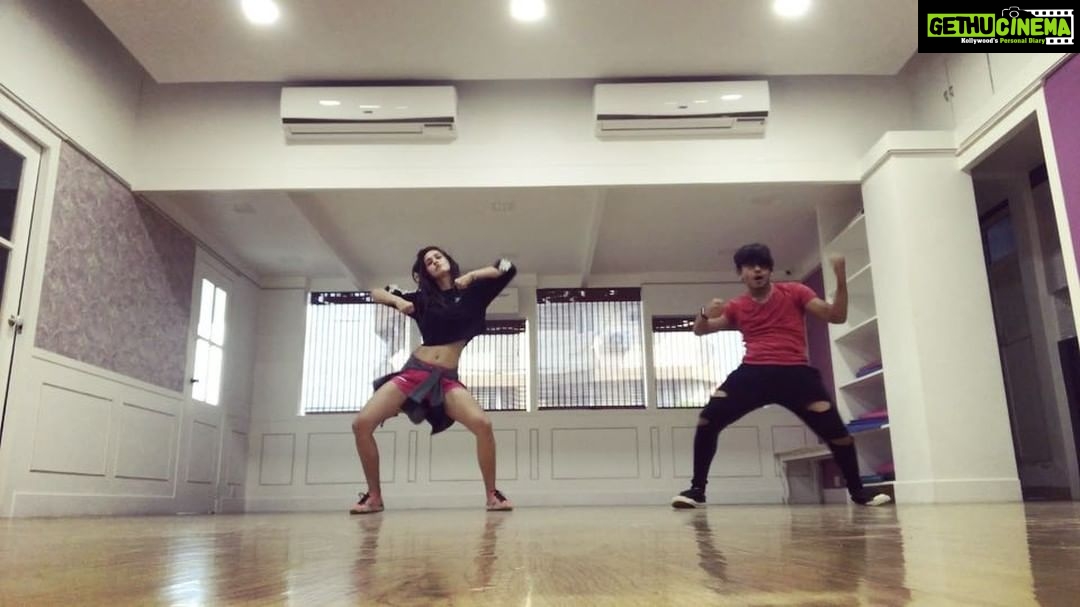 Disha Patani Instagram - Finally grooving to my new favourite track❤️❤️ with @hvardhankhemka choreography #kylehangami#shapeofyou @themiddlebeatdancecompany trying a different style🙏🏻