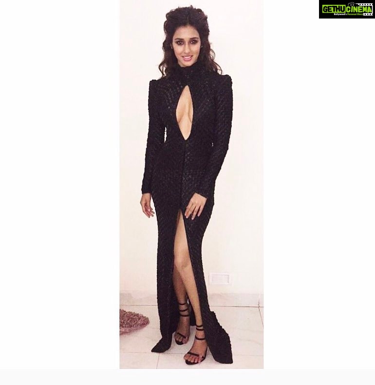 Disha Patani Instagram - #lastnight❤️#jiofilmfareawards2017 styling @leepakshiellawadi outfit @nicolasjebran makeup @joseherreramakeup hair @mr.evrus ❤️ @filmfare