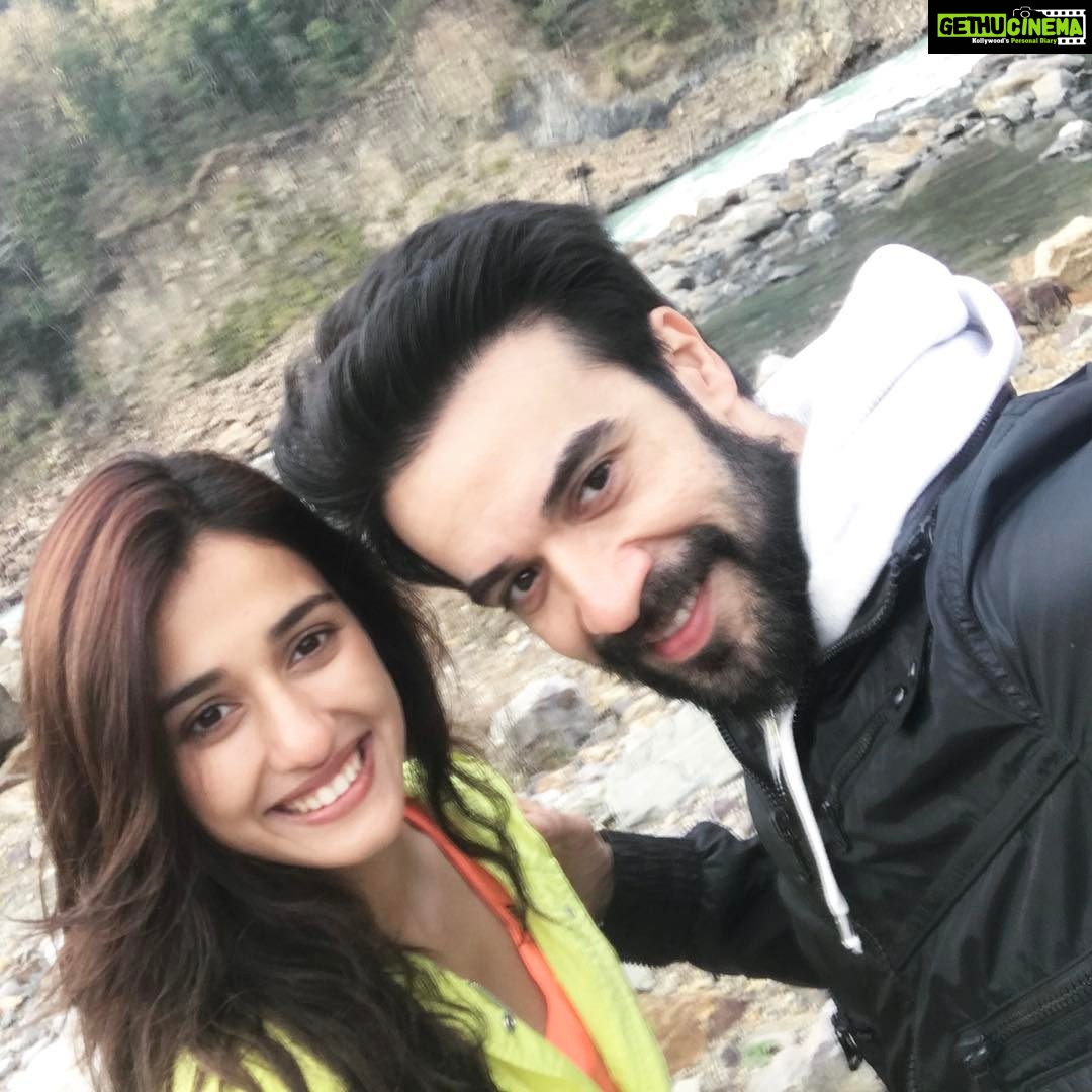 Disha Patani Instagram - Pack uppp ❤️❤️ selfie time with the most talented and super cool @punitdmalhotra #comingsoon 😊