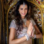 Disha Patani Instagram - So happy that i got an opportunity to spread and show our beautiful indian culture #ashmita 🙏 #kungfuyoga#28jan2017 ❤️👯