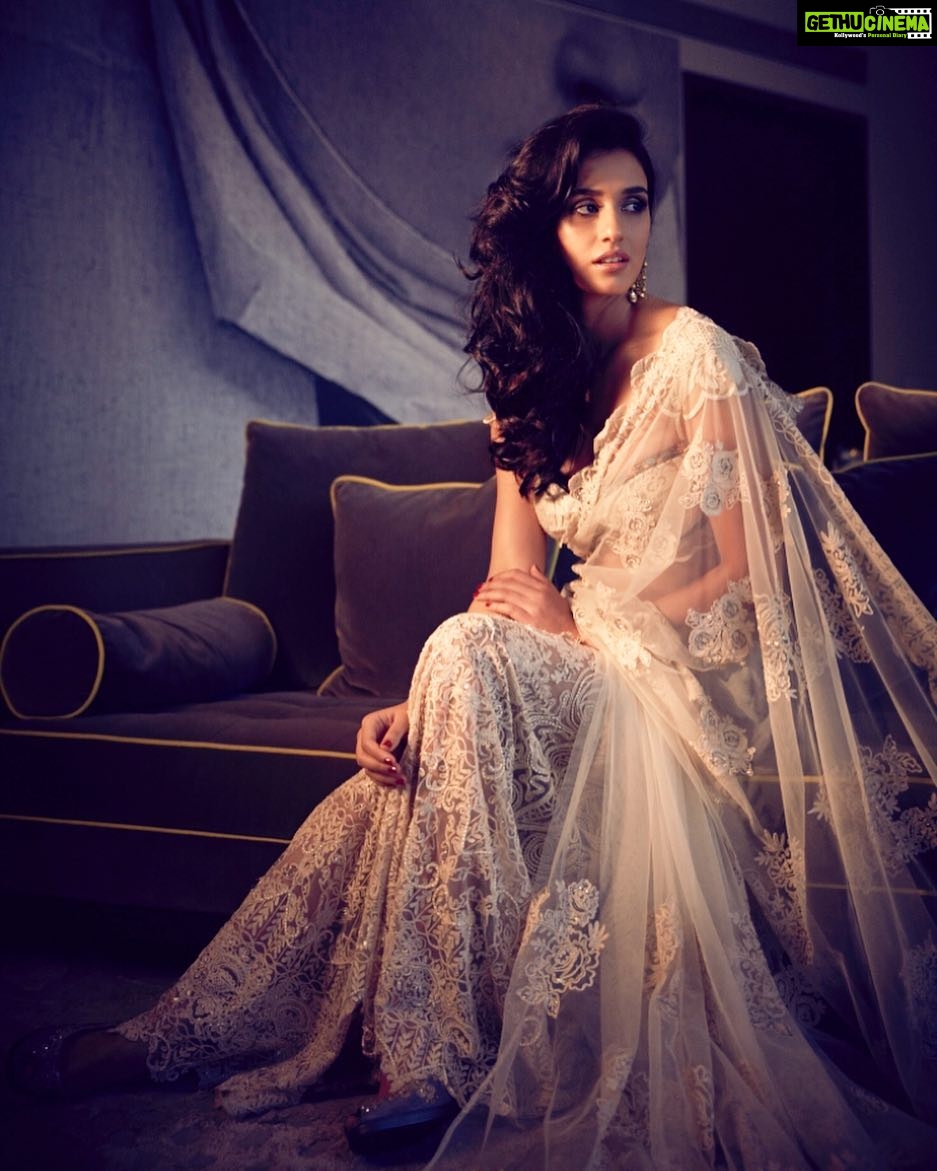 Disha Patani Instagram - @hiblitzindia dec issue designers @suneetvarmaofficial makeup @flaviagiumua hair @marcello 🌺🌺