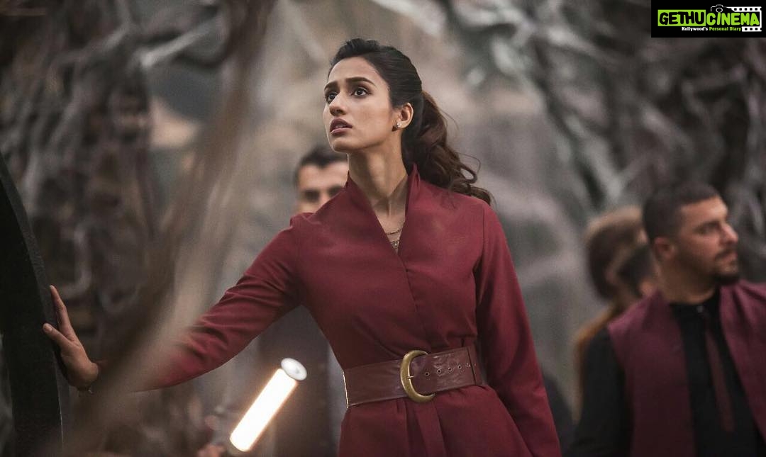 Disha Patani Instagram - Yeyyyy thank you guys for 2m followers🙏🙏🙏 #throwbackungfuyoga finding a treasure is not an easy job 💃🏻🙈#ashmita#indianme❤️