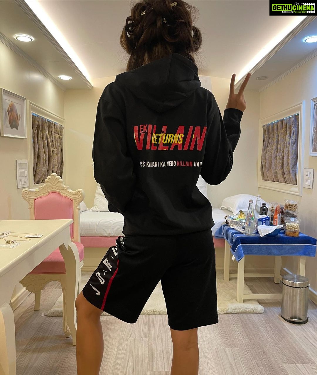 Disha Patani Instagram - And here we go #EkVillainReturns @ektarkapoor #BhushanKumar @mohitsuri @shobha9168 @ruchikaakapoor @thejohnabraham @arjunkapoor @tarasutaria @amulvmohan @balajimotionpictures @tseriesfilms @tseries.official
