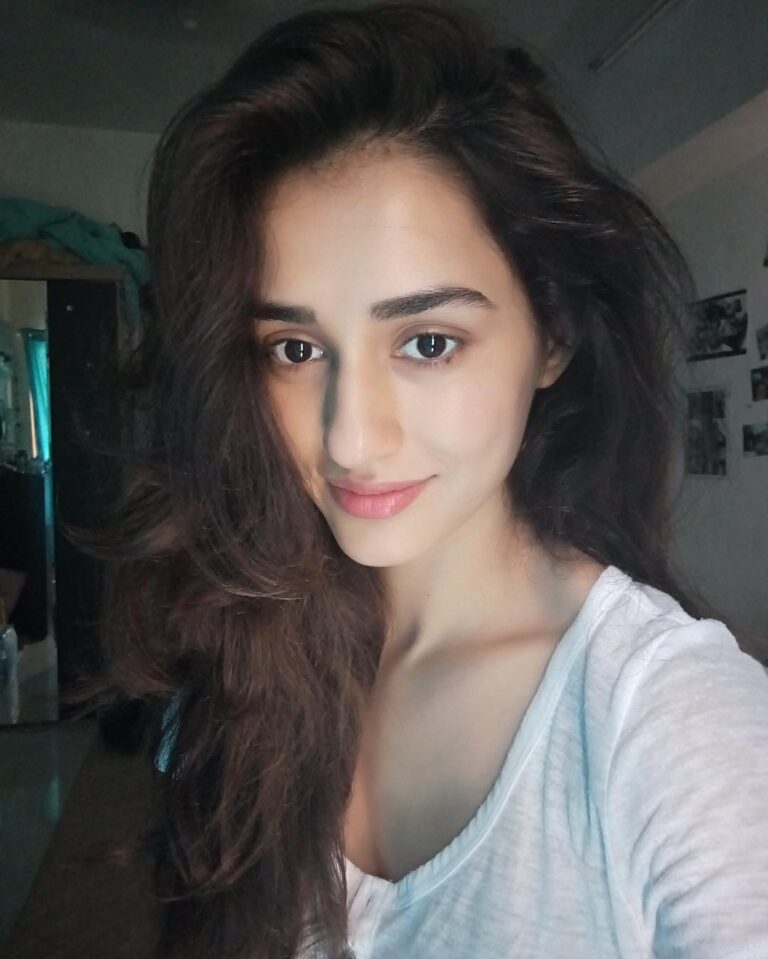 Disha Patani Instagram - Bye Bye dull selfies! @GioneeIndia’s S6s with #SelfieFlash lets me take bright selfies anytime, anywhere. Who needs light anyway? 🌺❤️❤️🙊