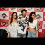 Disha Patani Instagram - Ms dhoni promotions❤️ my lovely two's @sushantsinghrajput @kiaraaliaadvani 🌺❤️✌🏻️#fever104fm