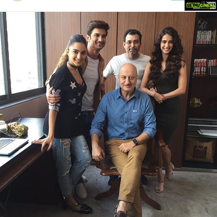 Disha Patani Instagram - Fab 5 @sushantsinghrajput @kiaraaliaadvani #neerajpandey #anupamkher ❤️🌺 #msdhonitheuntoldstory 🌺✌🏻️