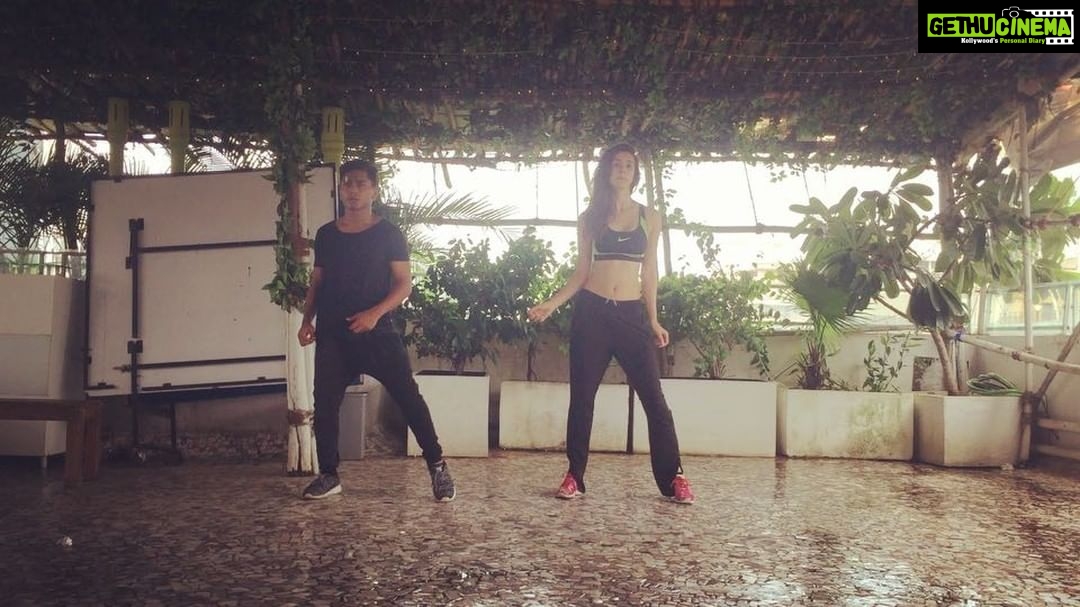 Disha Patani Instagram - @hvardhankhemka #beatpeybootychallenge#accepted @tigerjackieshroff beat that @remodsouza @jacquelinef143 😜😜😜🙈