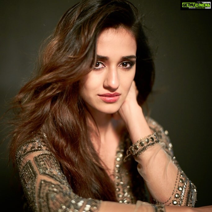 Disha Patani Instagram - Photo @ashayk makeup @flaviagiumua hair @marcepedrozo 🌺🌺🌺