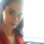 Disha Patani Instagram - Early Morning call time everyday!! Thanks to makeup for hiding the dark circles n puffiness 💃🏻❤️🙈🙈