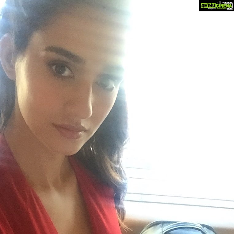 Disha Patani Instagram - Early Morning call time everyday!! Thanks to makeup for hiding the dark circles n puffiness 💃🏻❤️🙈🙈