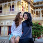 Disha Patani Instagram – With my beautiful girl #miya ❤️❤️🌺❤️ love love back to my frst film city jodhpur #nostalgic 😊🌺😊