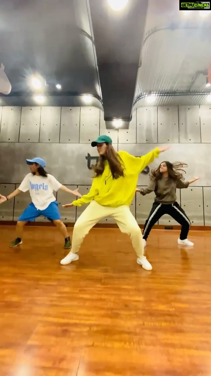 Disha Patani Instagram - Just chilling 🐸 Choreography @alisha__behura @ankan_sen7 🥰❤️❤️ dancing with my beauty @dimplekotecha ❤️ #tapin @saweetie