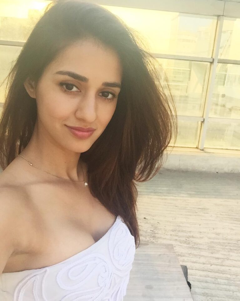 Disha Patani Instagram - Good Morning❤️❤️❤️❤️❤️❤️ have the best day🌺🌺
