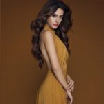 Disha Patani Instagram - Photo by @rahuljhangiani makeup @flaviagiumua hair @marcepedrozo styling @pranavhamal 🌺❤️❤️❤️