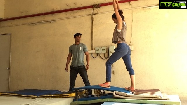 Disha Patani Instagram - Morning training with the coachy @rahulsuryavanshi27 🌺🌺🌺 #practise#practise#tillthetimeyougetitright