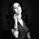 Disha Patani Instagram - 🌺😊 #behindthescenes @rahuljhangiani bmakeup by @flaviagiumua hair @marcepedrozo styling @pranavhamal ❤️