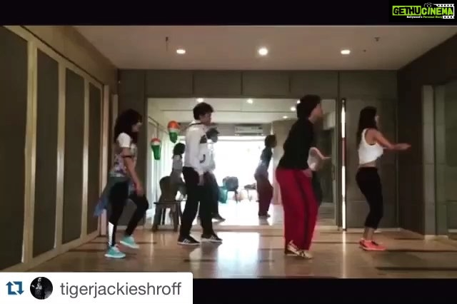 Disha Patani Instagram - π―π―πΊπΊπΊ @tigerjackieshroff @jueevaidya @pareshshirodkar part 1/3