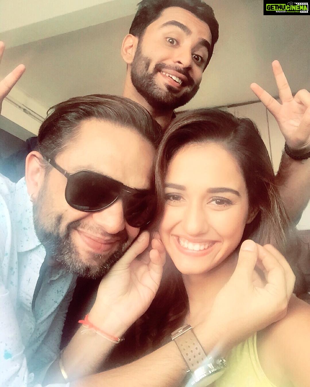 Disha Patani Instagram - Happiness with them @varunkatoch06 @zohebmotlekar ❤️🌺❤️🌺 @toabhmanagement 🌺🌺🌺