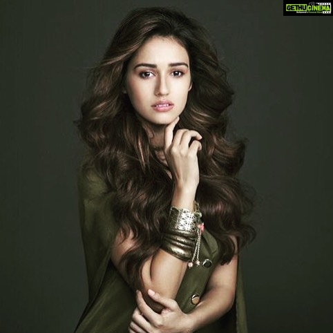 Disha Patani Instagram - Thank you @rahuljhangiani for the beautiful picture @marcepedrozo marciiii my bro for sexiest hair @flaviagiumua for beautiful makeup ❤️🌺😊 styling @pranavhamal ❤️❤️❤️❤️❤️❤️