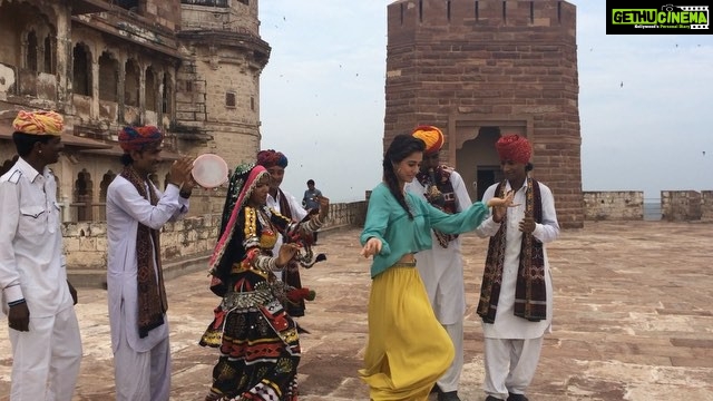 Disha Patani Instagram - Trying to match up to her kamar moves but she is killing me πππππ»ππ»β€οΈπΊπΊβ€οΈ #Loafer