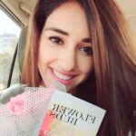 Disha Patani Instagram - Thank you muskan for these beautiful flower and wishes❤️❤️🌺❤️🌺🌺 love you darling @muskan12_ ❤️ thank u prabh for the wishes! ❤️ thanks for the support 🌺🌺 pink pink 🌺🌺 1 day to go #loafer
