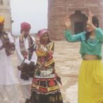 Disha Patani Instagram - Behind the scenes #loafer#leanonme @jueevaidya @pareshshirodkar misss uuu ❤️❤️🌺🌺🌺🌺