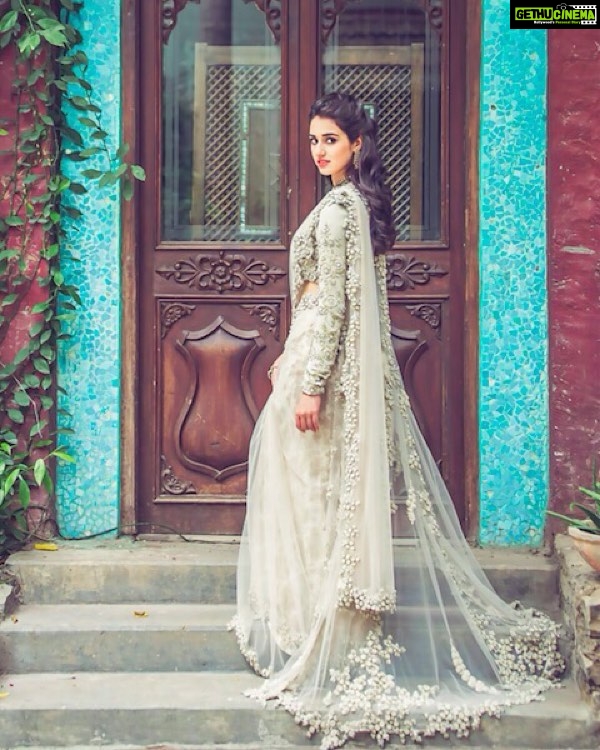 Disha Patani Instagram - @sabyasachiofficial @nishakundnani @toabhmanagement ❤️🌺 @bridelanindia