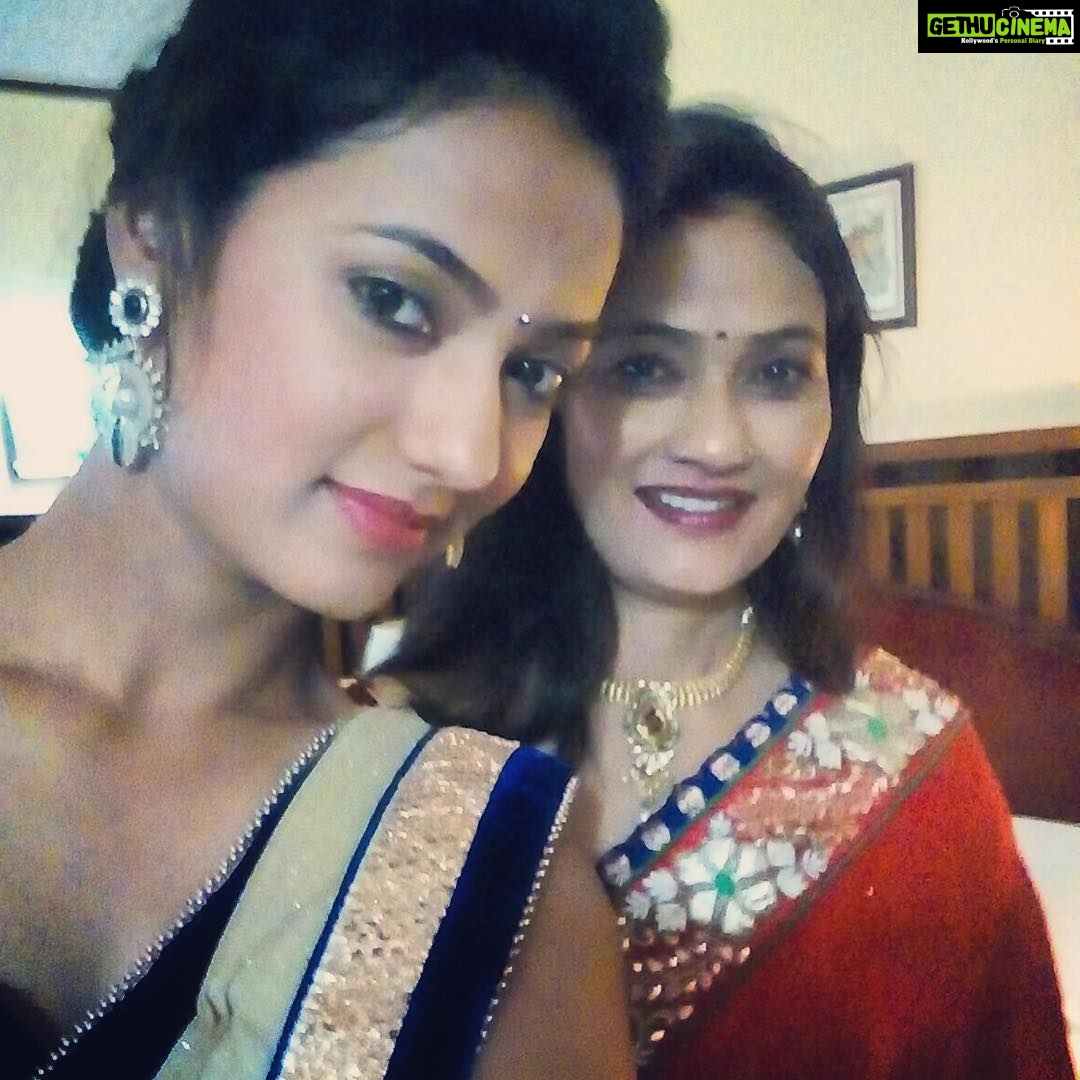 Disha Patani Instagram - My beautiful mom and sister ❤️❤️❤️ miss you both ❤️❤️❤️