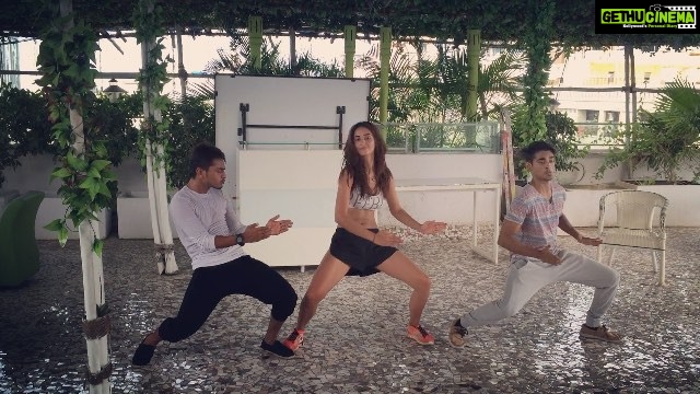 Disha Patani Instagram - With my boys @hvardhankhemka @kyle_coutinho go crazy go banana lol ! There is a point in everybody's life when they loose it ππππππππππ #toabhmanagement apki model bigad gayi #middlebeatdancecompany