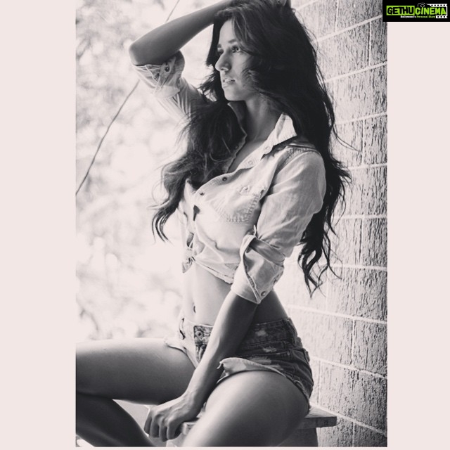 Disha Patani Instagram - Photo by @claudioweyll makeup and hair by @marcepedrozo ! Miss u @marcepedrozo come bck soon 😘🌺