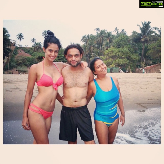 Disha Patani Instagram - Family#cuties#teamtoabh#beach#water#love#sunset#whatelsedoyouneedinlife# @sangeetasikdarbhatia @varunkatochtoabh