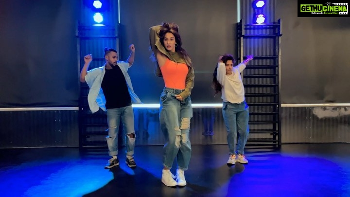 Disha Patani Instagram - #wap choreography by @ankan_sen7 🌸🌸 my forever dancing partner @dimplekotecha❤️ shot by @harikesh_wrc_ 🙏 blower @iamaleksandarilic ❤️