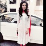 Disha Patani Instagram - I can't open my eyes! 🙈! Mumbai heat! Thanks shwetuuu fr the lovely kurti 😘 my life saviour @shwetasrii love you sister !! 😊😊😊😍