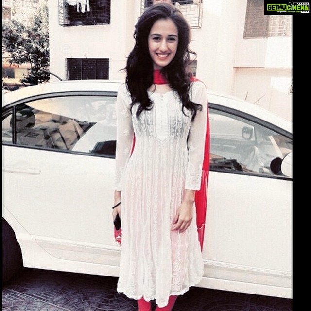 Disha Patani Instagram - I can't open my eyes! 🙈! Mumbai heat! Thanks shwetuuu fr the lovely kurti 😘 my life saviour @shwetasrii love you sister !! 😊😊😊😍
