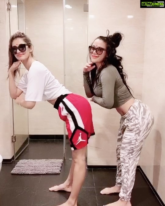 Disha Patani Instagram - This is how we do it #quarintinelife @kishushroff 👭🤣